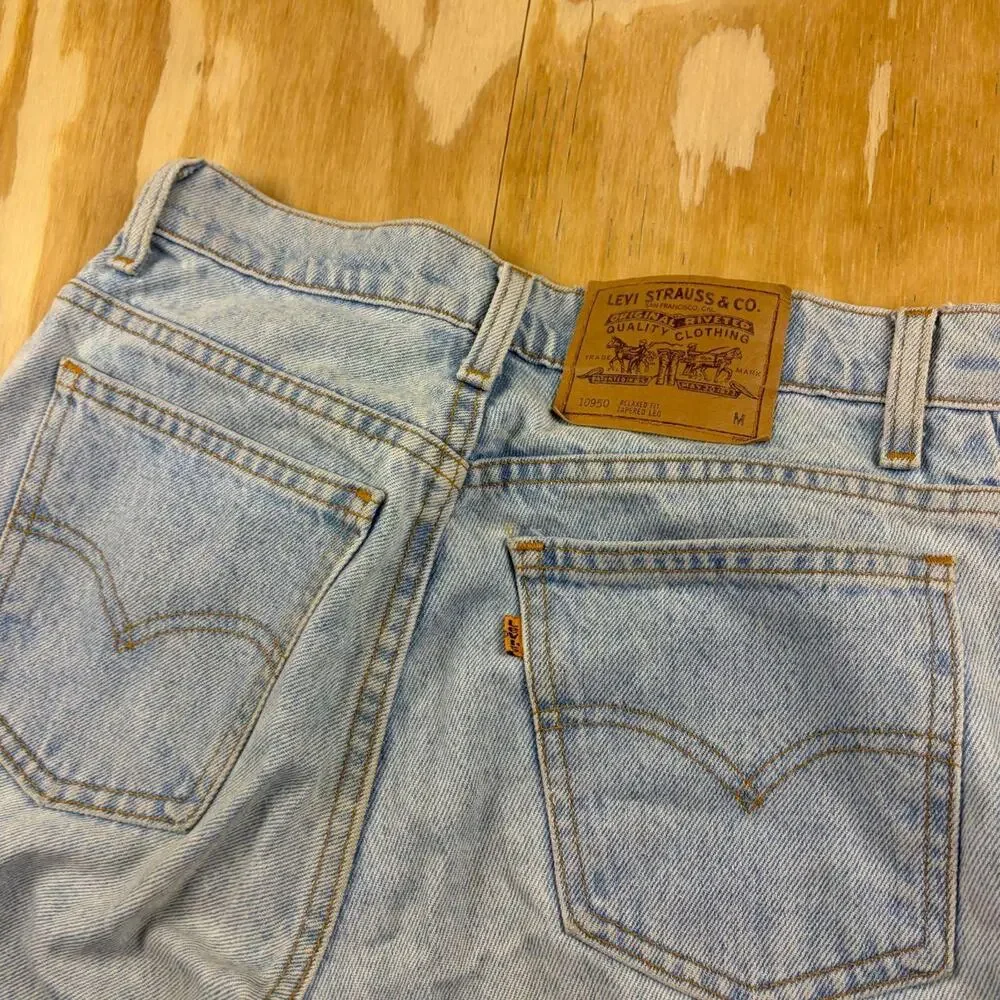 Vintage 90s Levi’s 950 Orange Tab Relaxed Fit Jeans – Light Wash Blue – Size 9 M